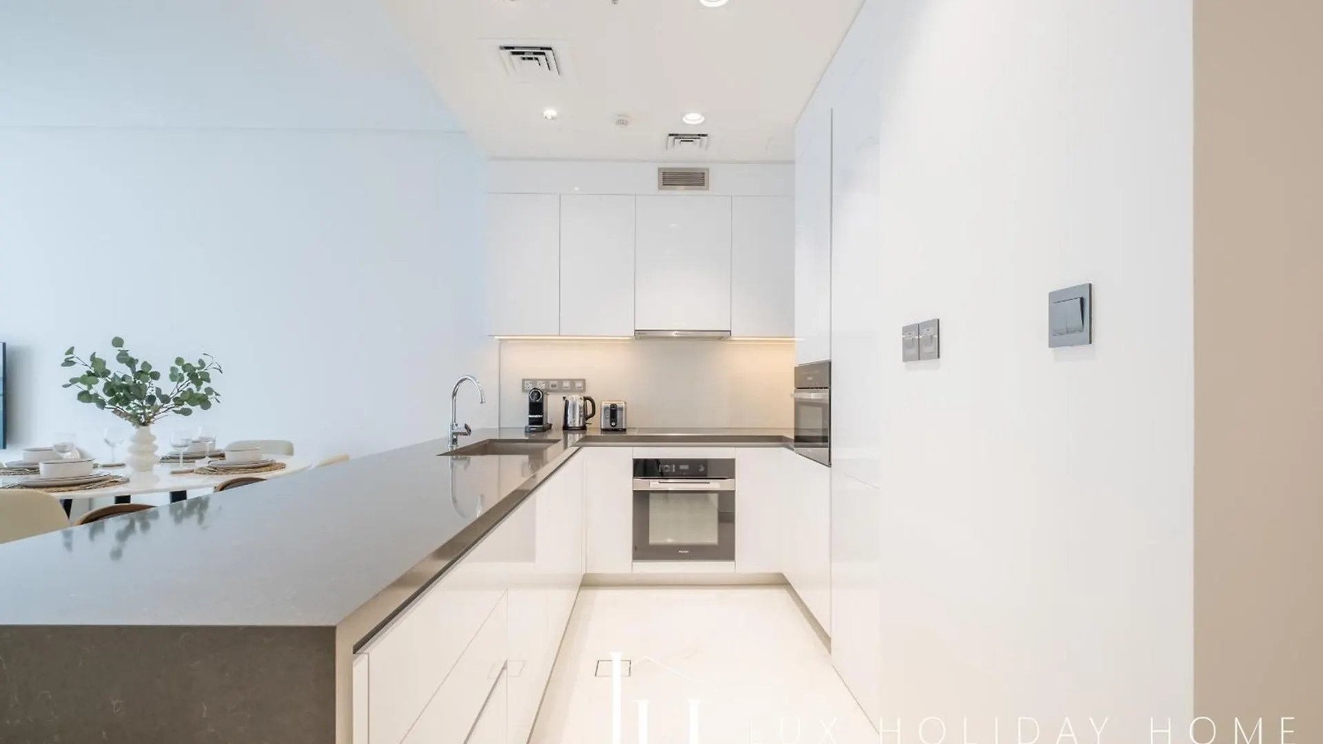 Lux The District One Lagoon View Suite 3 Dubai